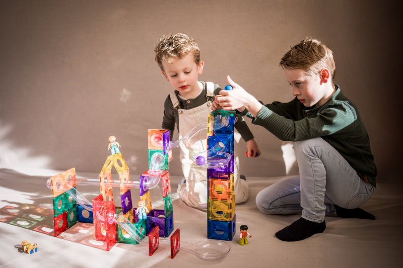 Twee jongens bouwen samen een toren