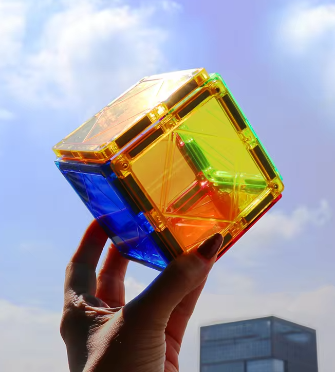 Kubus van magnetische tegels tegen een blauwe lucht