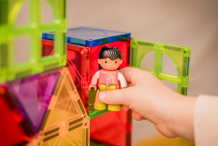 Huisje van magnetische tegels met een poppetje erin